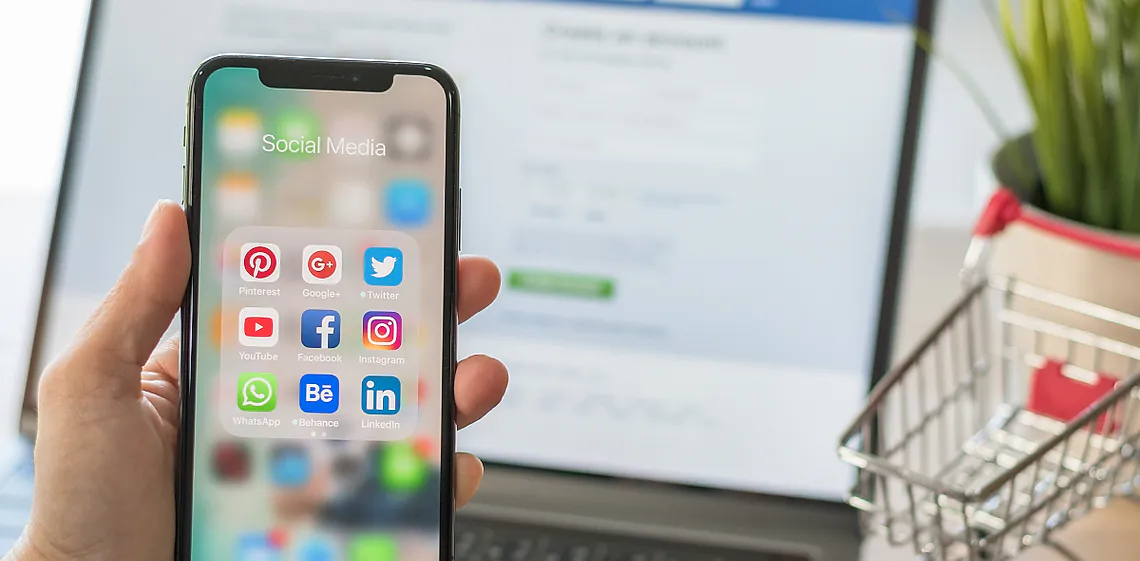 Die Pandemie hat nicht nur das Einkaufen digitalisiert, sondern auch die Art, wie Kundinnen und Kunden Anbieter aus unterschiedlichsten Branchen auswählen. Ob Ärzte, Handwerker, Gastronomen, Anwälte oder Steuerberater – die Suche startet und endet heute meist im Internet. Das Problem: Viele dieser Anbieter kennen sich in den digitalen Gefilden nicht gut aus und haben auch kein Budget, um hierzu gezielt Personal einzustellen. Um das zu lösen, bieten wir nicht nur die Gestaltung von Webseiten sowie von Auftritten bei Google, Facebook und Co. an, sondern auch die dazugehörige Werbeschaltung. Dank modernster Technologie reduzieren wir dabei Streuverluste, sodass mit einem Budget schon ab bereits 300,- Euro Tausende Kundinnen und Kunden erreicht werden. Ermöglicht wird dies durch eine Kooperation mit dem Startup LocalUp (www.localup.io). Deren Technologie spielt digitale Werbung via Facebook und Instagram zielgerichtet nur dort aus, wo Ihre Kunden sind – sie können Frauen ansprechen, die 1.000 Meter von einem Supermarkt entfernt sind, Bauherren in einem bestimmten Alter und Postleitzahlenbereich oder online auf sich aufmerksam machen, um neue Mitarbeiter und Azubis zu finden. Marken wie Coca-Cola und Edeka arbeiten darum bereits länger mit LocalUp zusammen. Die Buchung funktioniert – wie gewohnt – über unsere freundlichen Medienberater, ebenso wie die Abrechnung. So können Sie sich weiterhin auf Ihren Job konzentrieren, während wir dafür sorgen, dass neue und alte Kundinnen und Kunden von Ihnen erfahren. Gerne schlagen wir Ihnen ein unverbindliches Angebot vor, mit welchem Targeting und mit welchem Budet Sie Ihre Zielgruppe optimal auf Facebook und/oder Instagram erreichen. (Dabei nennen wir Ihnen auch die voraussichtliche Anzahl an Personen und Werbeeinblendungen.) Kontakt:  Sie erreichen uns telefonisch unter 0201-8130-155 oder per E-Mail: facebook@verlag-beleke.de